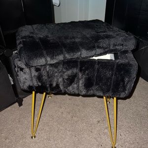 Black faux seat with inside cover
